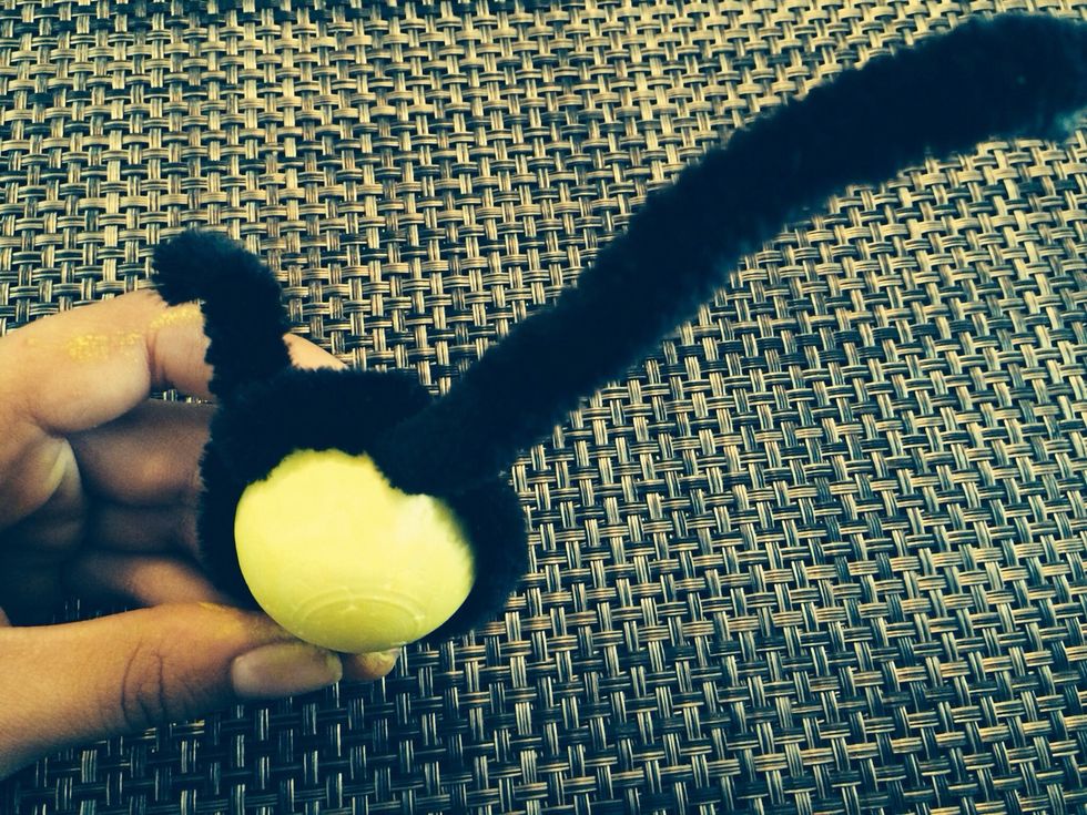 You should have something like this. Now cut the long pipe cleaner to a desired length.