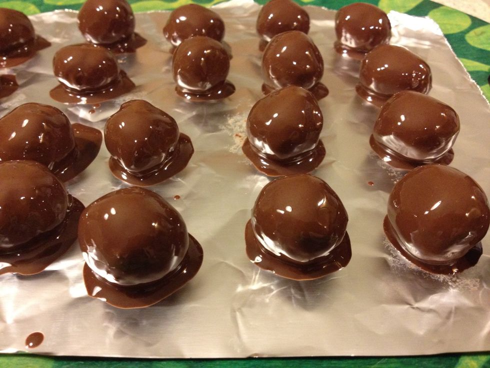 You should make sure the extra chocolate drips into the bowl or it will look messy like this!!!