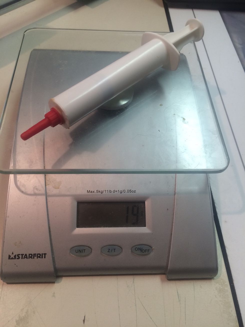 You the digital scale to measure the end of mass of your glue syringe