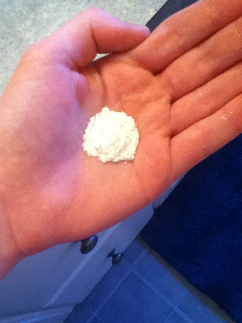 You want to get around a quarter sized amount of powder in the palm of your hand. Amount of powder depends on how oily your hair looks.