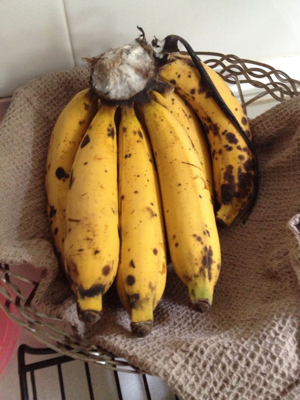 You want to use really ripe bananas like the ones in the back with dark spot all over. It's sweeter and creamier, so it's ideal.