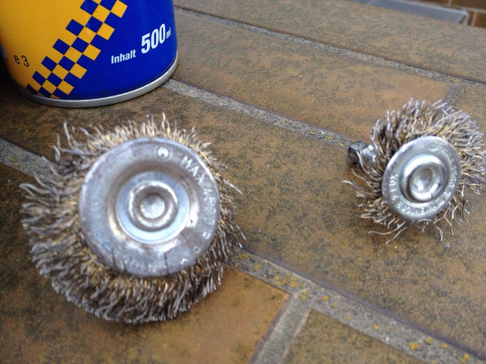 You will also find a hard white polymere, used by the manufacturer to glue the roof top to the car. These little friends will help you get it out but be careful not to damage the roof.