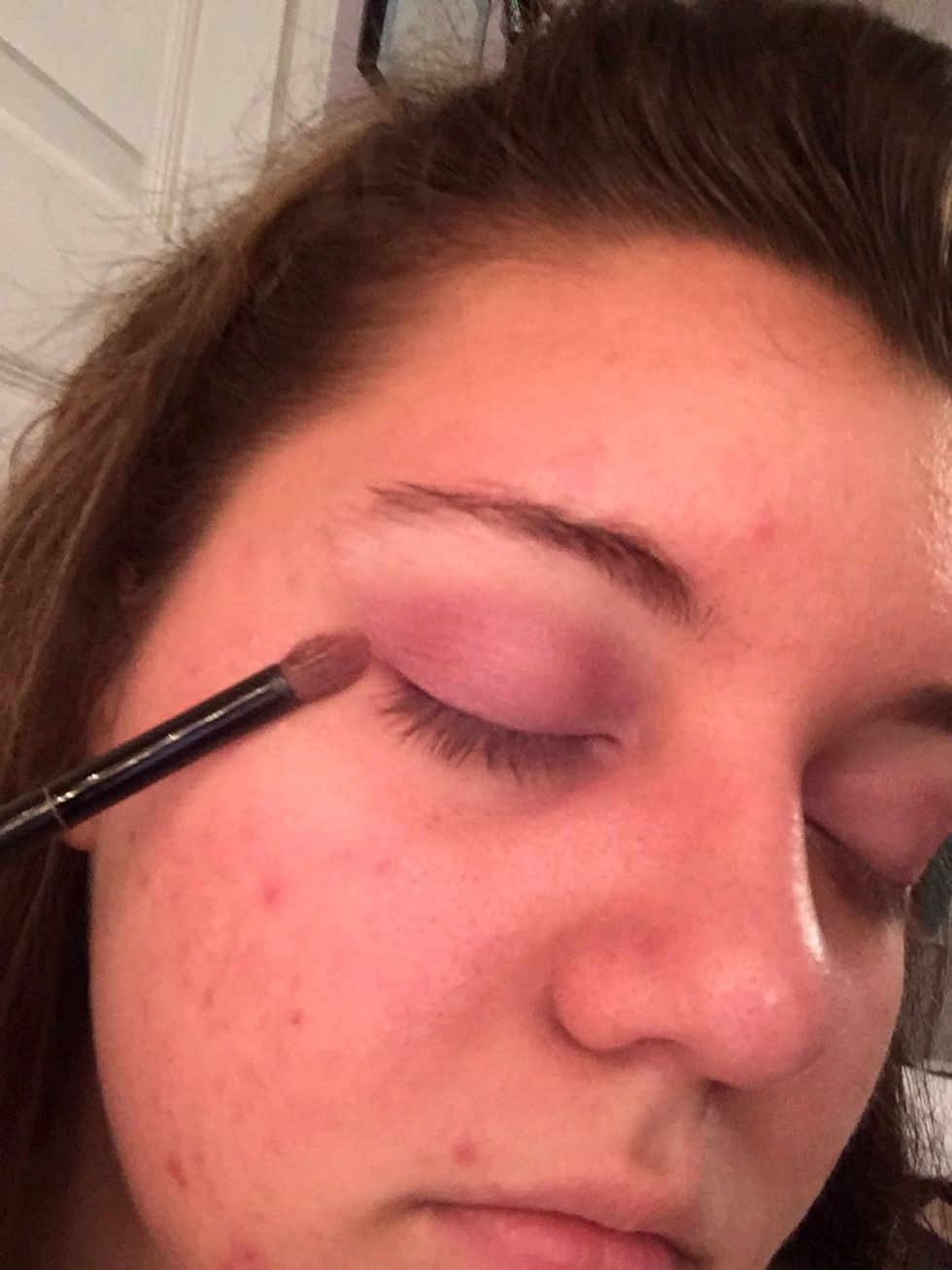 You will apply this eyeshadow at the end of the eyelid and in the eyelid crease.