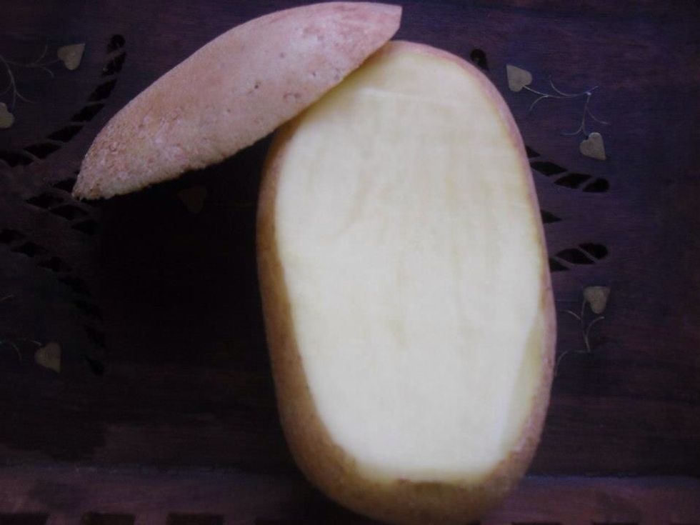 You will need a fully baked potatoes for this recipe , slice a layer right off the top like this , in bake them in the oven or in the microwave .