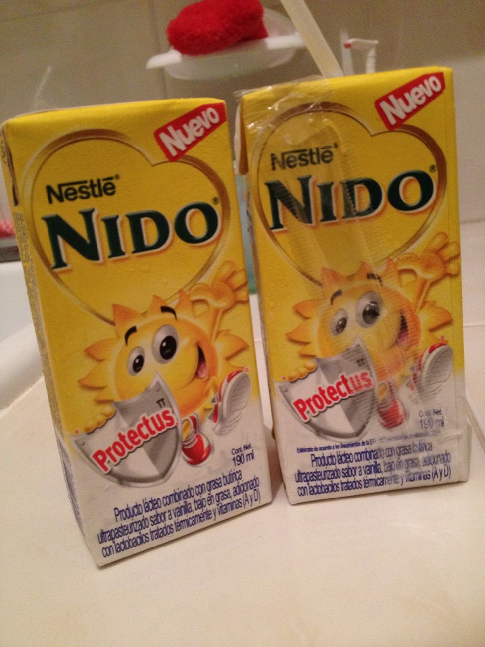 You will need any kind of milk, it really doesn't matter which one you choose. In this case, I chose a pair of Nido milks.