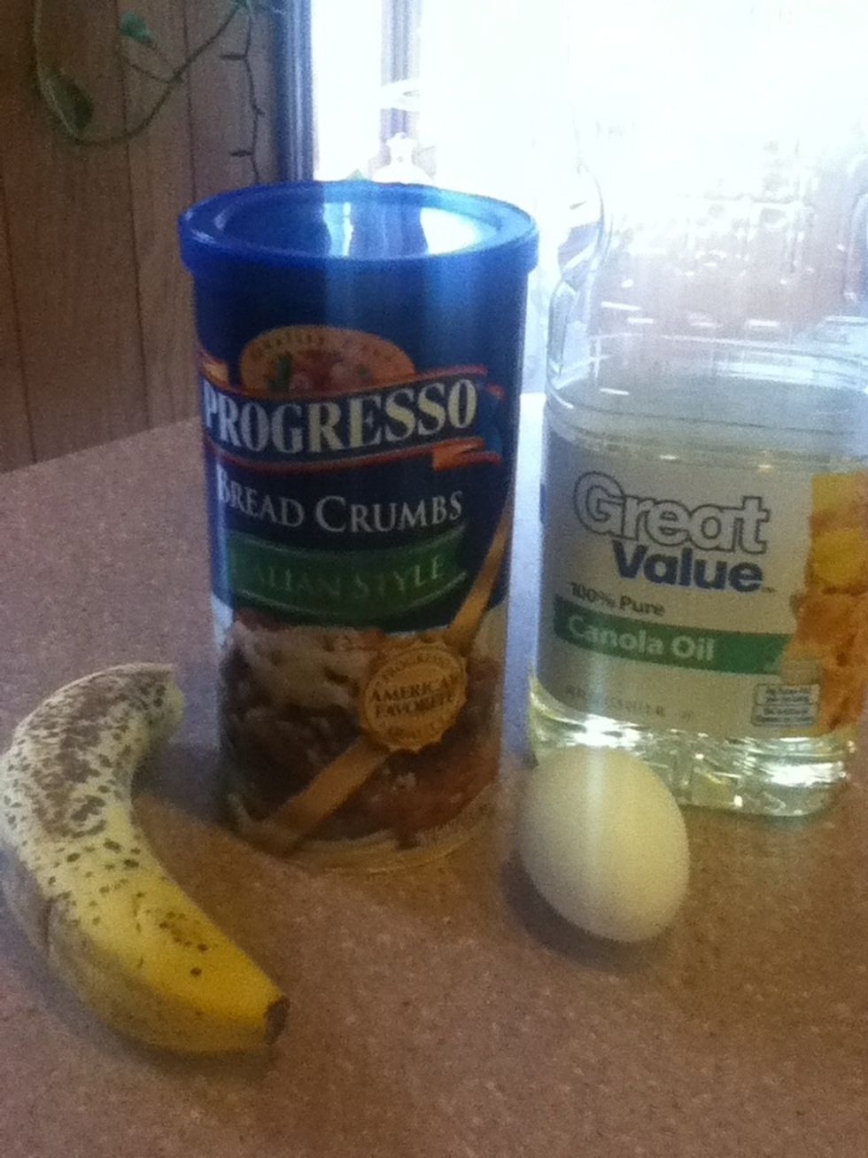 You will need breadcrumbs, oil, 1 egg, some water and as many bananas as you want