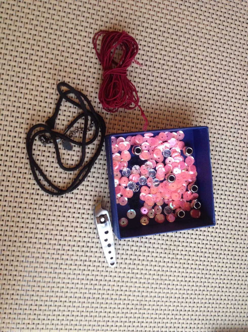 You will need: colorful thread, one thick thread or rope, scissors and beads.  Let's go! \ud83d\udc49