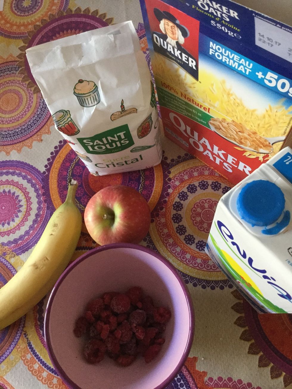 You will need : oatmeal, milk, sugar and some fruits