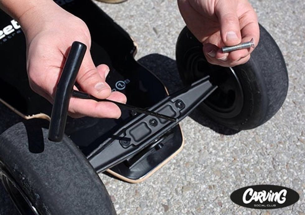 - You will need the allen wrench and the long silver bolt that come with your board. / - Necesitar\u00e1s la llave allen y el tornillo largo plateado que te vienen con la tabla.