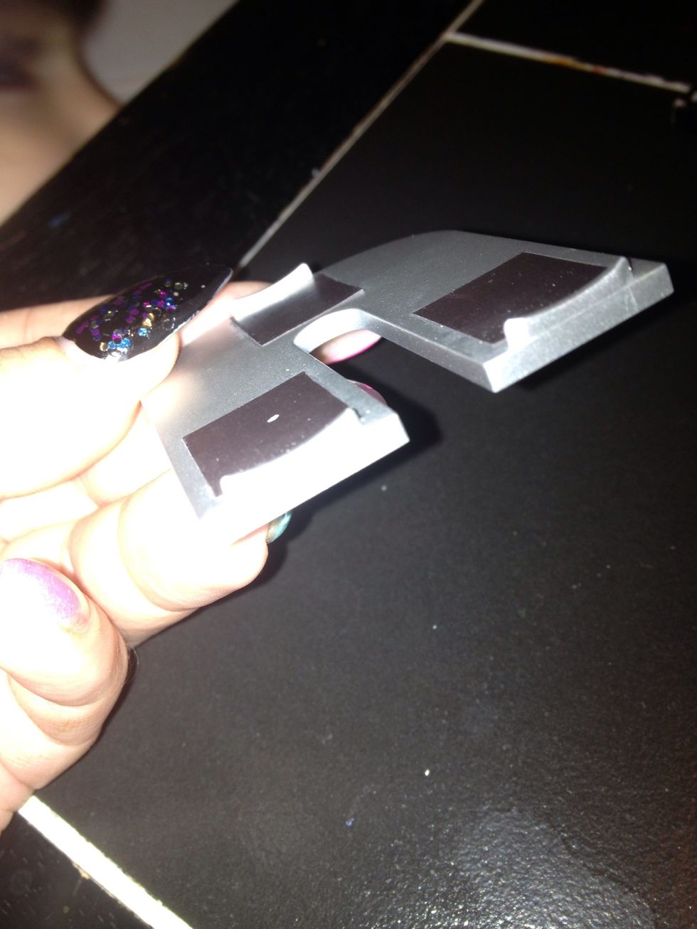 You will notice that there are little raised edges at the end of each magnet. You rest these on your cuticle. It's a guide that allows you to put the magnet close enough without touching the nail.