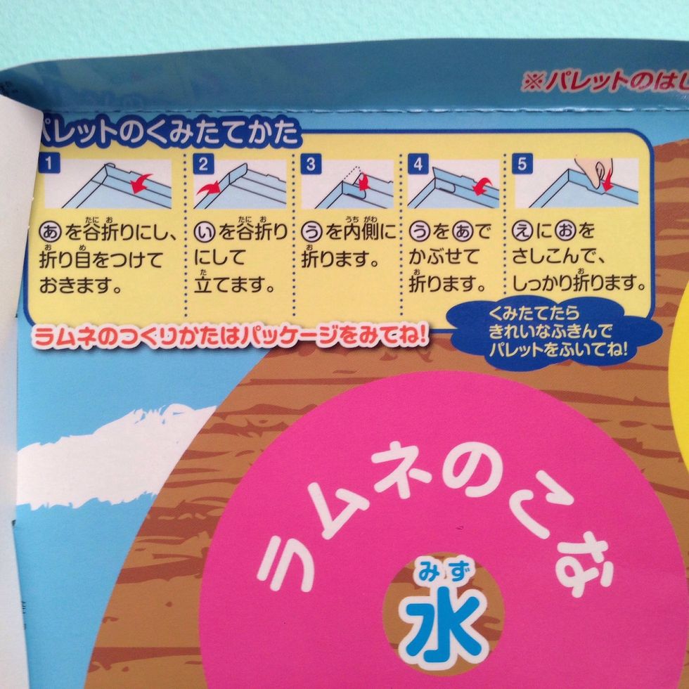 You will see little lines on the cardboard-fold the cardboard and the tabs inward to create a barrier so your powder does not fall out-instructions are on their in Japanese but just follow pics