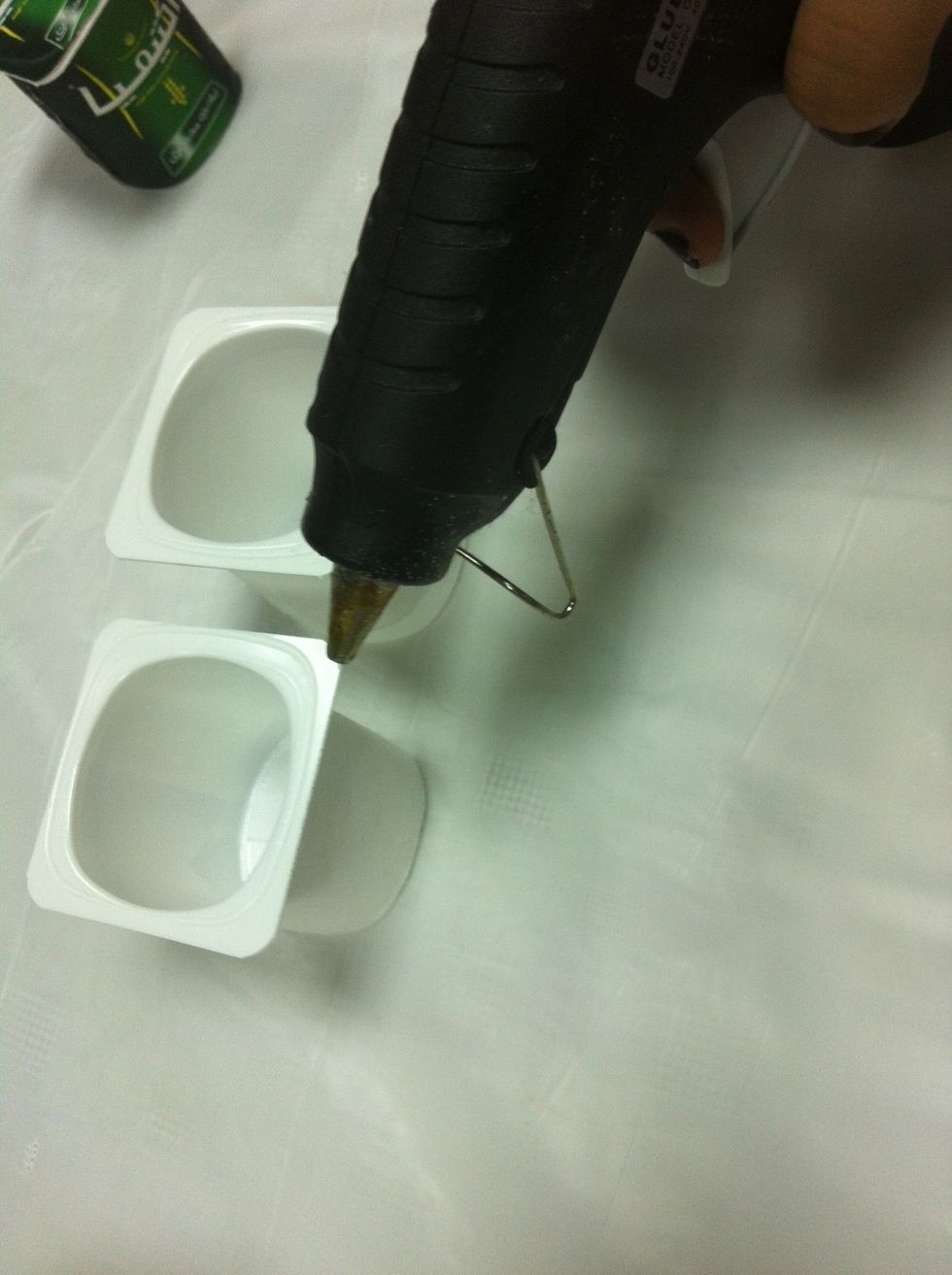 Your can now start by putting some glue on the side of your boxe so they'ld stick together