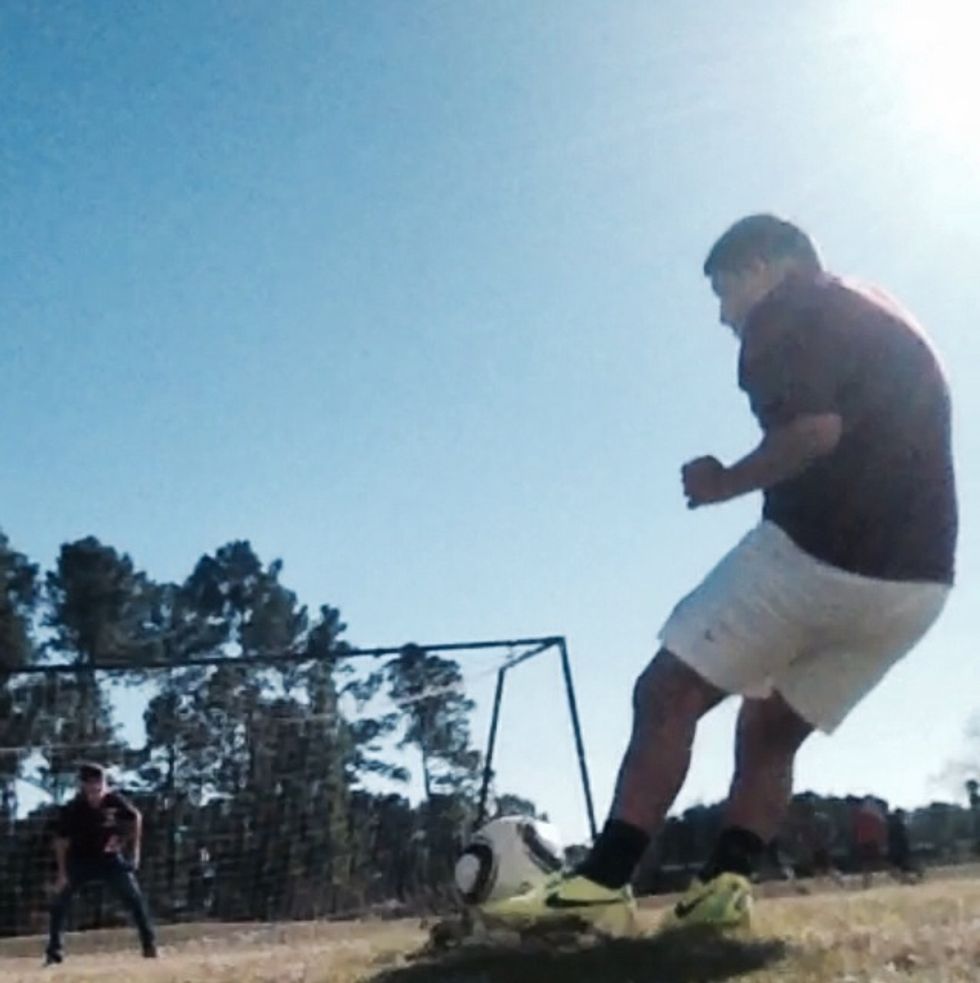 How to kick a soccer ball/knuckle the ball. B+C Guides