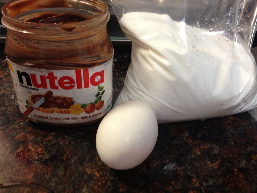 Your ingredients Nutella, flour and 1 egg.