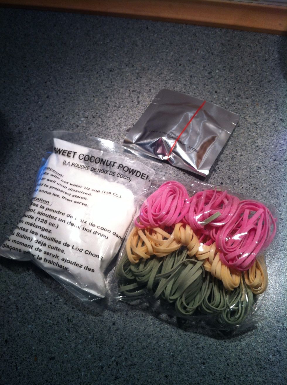 Your main ingrediens; sweet coconut powder, tapioca pearls and strings, and dried jackfruit.