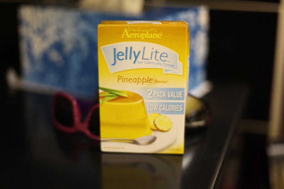 Your main part will be made up of the pineapple jelly and cream. The pineapple and cream must be worked while runny. Let's continue.