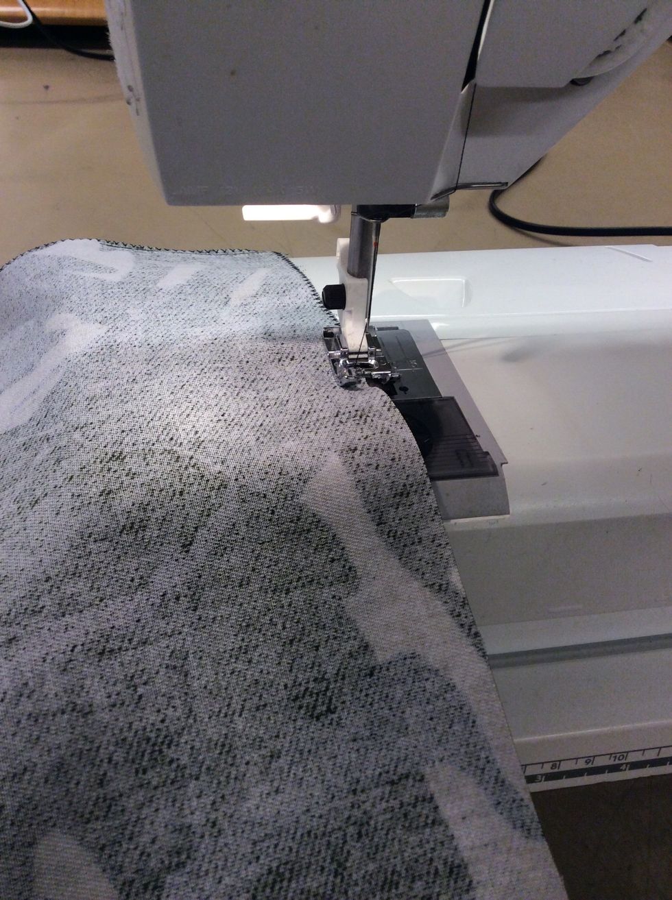 Zick-zacka alla kanter p\u00e5 dina b\u00e5da tyger. Zick-zacken ska sitta s\u00e5 l\u00e4ngst ut p\u00e5 kanten. S\u00e5 l\u00e5ngt ut att n\u00e5len \u00e4r utanf\u00f6r tygets kant n\u00e4r den \u00e4r till h\u00f6ger.