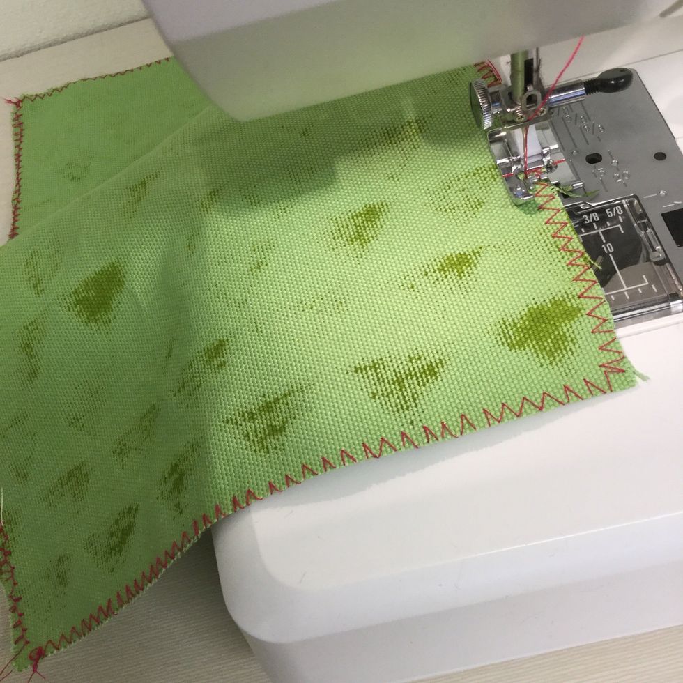 Zick-zacka kanterna runt tyget.