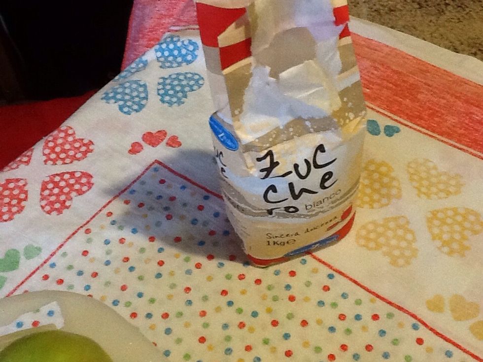 Zucchero pari a met\u00e0 del peso dei pomodori. 1kg sugar, hall weight of tomatoes