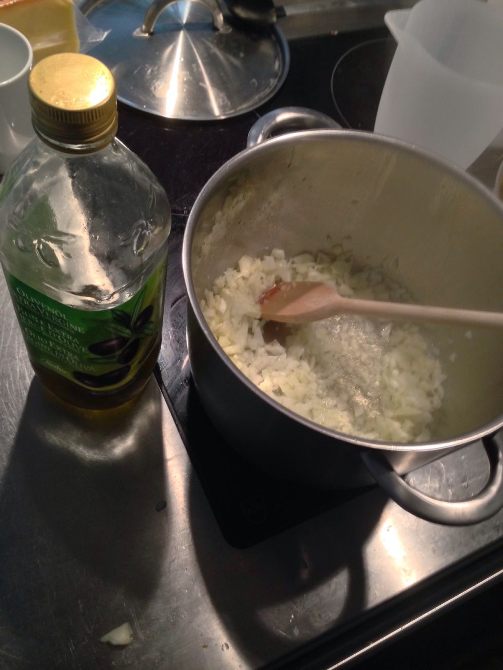 Zwiebel und Fenchel mit Oliven\u00f6l in Pfanne erhitzen.